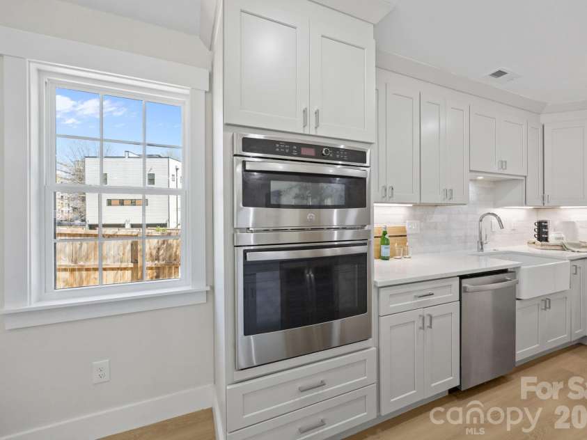 1600 Julia Maulden Place, Charlotte, NC 28206.  MLS# CAR4358790, YatesRealty ID 17890. 
