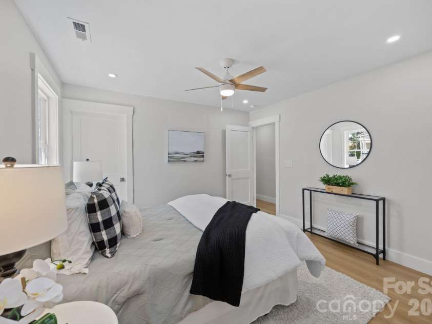 1600 Julia Maulden Place, Charlotte, NC 28206.  MLS# CAR4358790, YatesRealty ID 17890. 