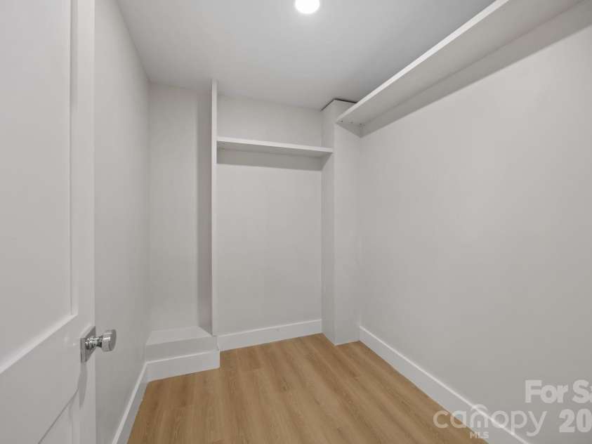 1600 Julia Maulden Place, Charlotte, NC 28206.  MLS# CAR4358790, YatesRealty ID 17890. 