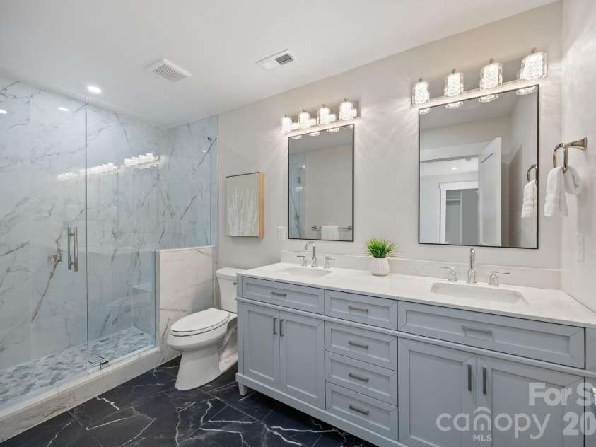 1600 Julia Maulden Place, Charlotte, NC 28206.  MLS# CAR4358790, YatesRealty ID 17890. 