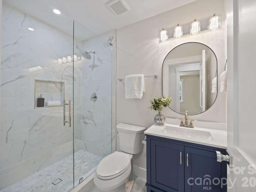 1600 Julia Maulden Place, Charlotte, NC 28206.  MLS# CAR4358790, YatesRealty ID 17890. 