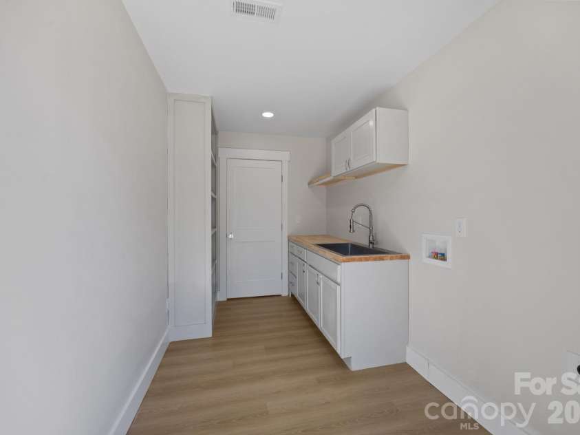 1600 Julia Maulden Place, Charlotte, NC 28206.  MLS# CAR4358790, YatesRealty ID 17890. 