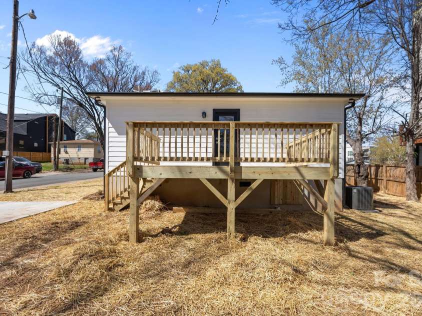 1600 Julia Maulden Place, Charlotte, NC 28206.  MLS# CAR4358790, YatesRealty ID 17890. 