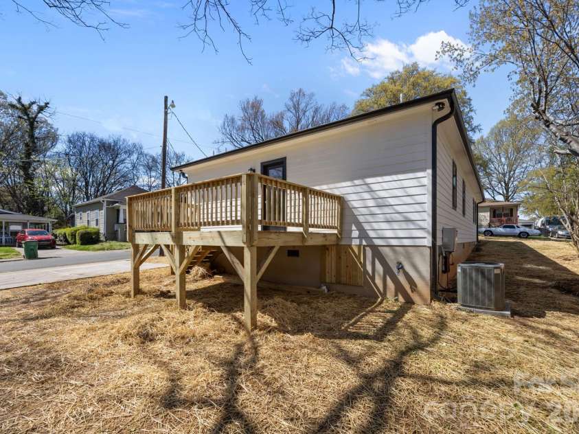 1600 Julia Maulden Place, Charlotte, NC 28206.  MLS# CAR4358790, YatesRealty ID 17890. 