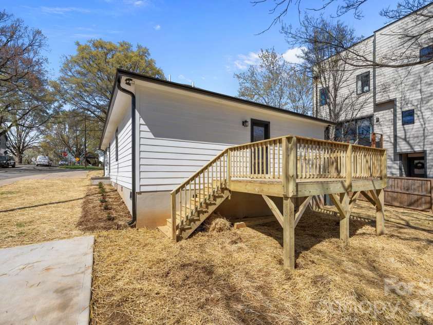 1600 Julia Maulden Place, Charlotte, NC 28206.  MLS# CAR4358790, YatesRealty ID 17890. 