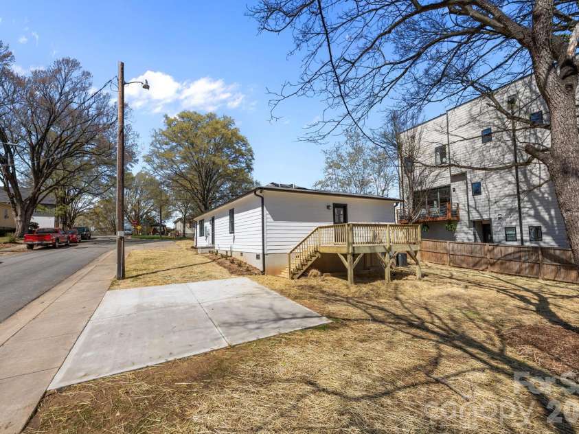 1600 Julia Maulden Place, Charlotte, NC 28206.  MLS# CAR4358790, YatesRealty ID 17890. 