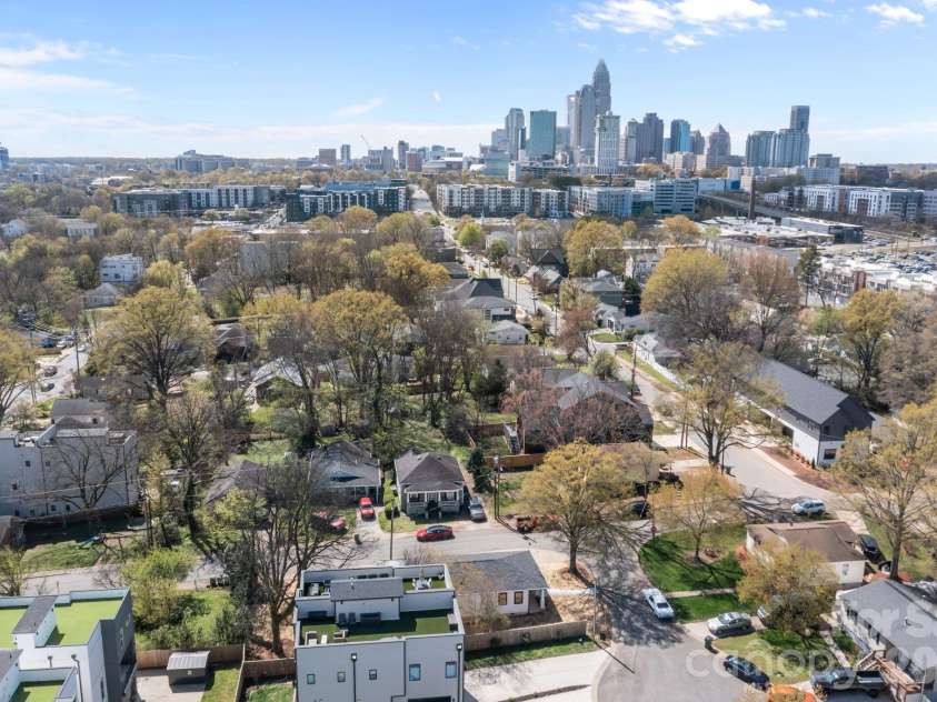 1600 Julia Maulden Place, Charlotte, NC 28206.  MLS# CAR4358790, YatesRealty ID 17890. 