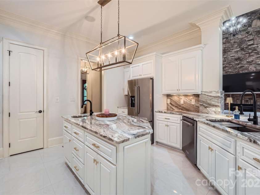 1056 James Madison Drive, Matthews, NC 28104.  MLS# CAR4260538, YatesRealty ID 17891. 