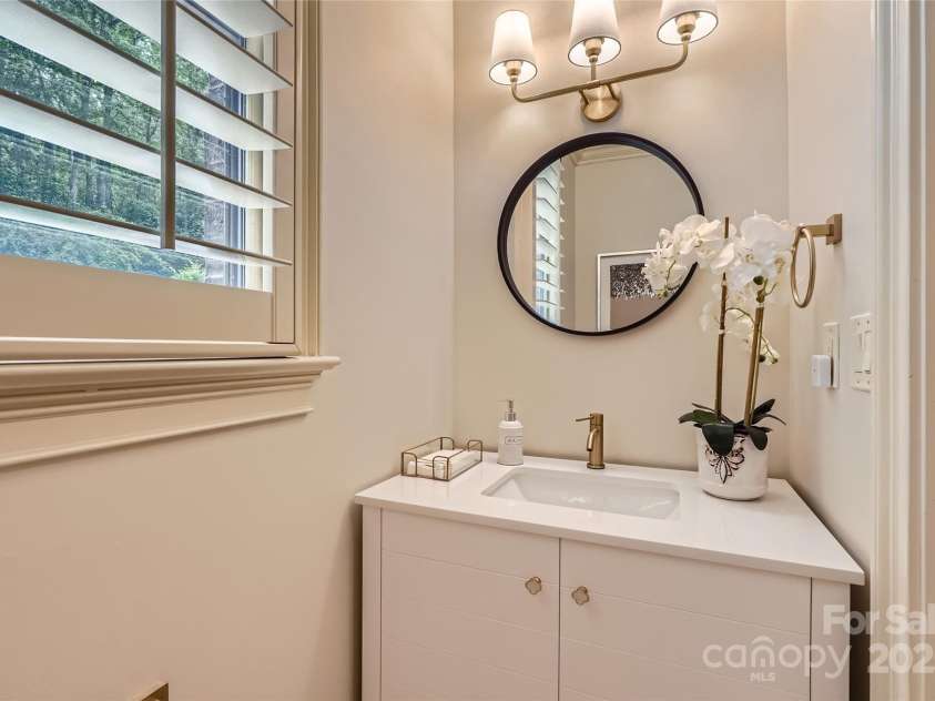 1056 James Madison Drive, Matthews, NC 28104.  MLS# CAR4260538, YatesRealty ID 17891. Main floor half bath