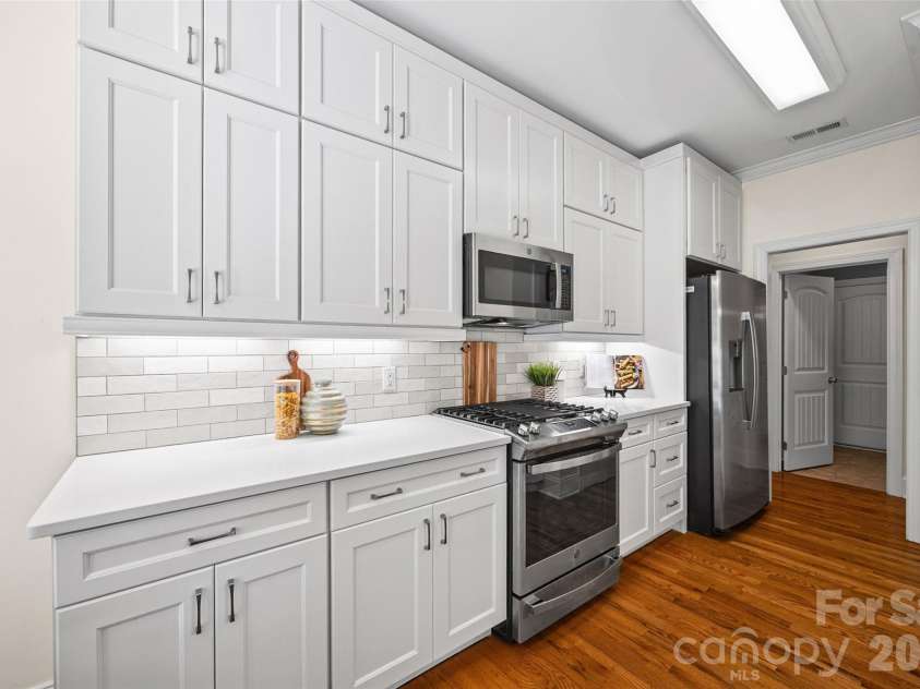 1109 Moray Court, Charlotte, NC 28211.  MLS# CAR4366291, YatesRealty ID 17896. 