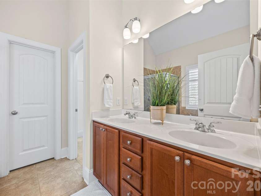 1109 Moray Court, Charlotte, NC 28211.  MLS# CAR4366291, YatesRealty ID 17896. 