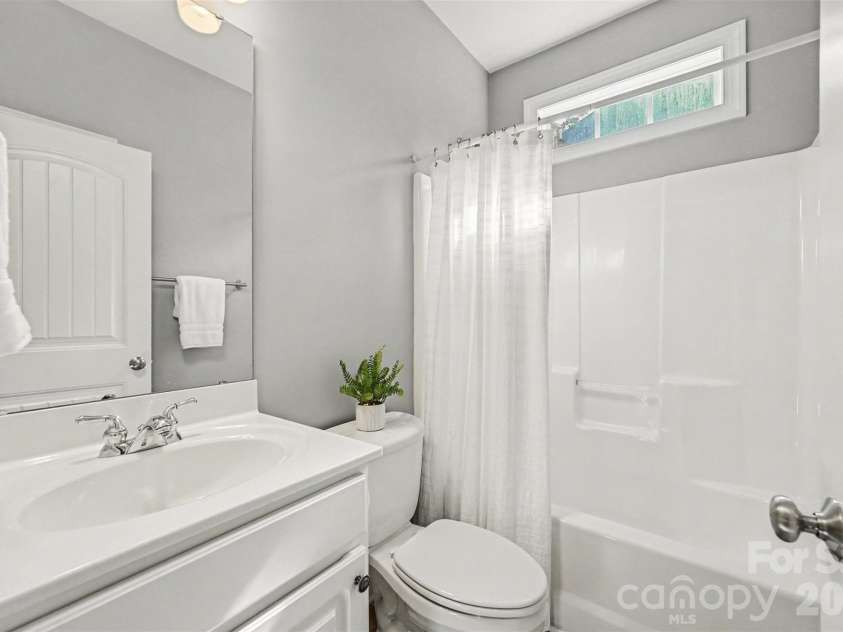 1109 Moray Court, Charlotte, NC 28211.  MLS# CAR4406142, YatesRealty ID 17896. Bathroom 2