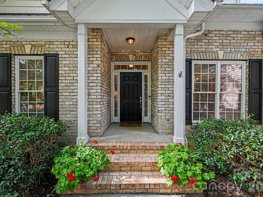 1109 Moray Court, Charlotte, NC 28211.  MLS# CAR4406142, YatesRealty ID 17896. Front Walkway