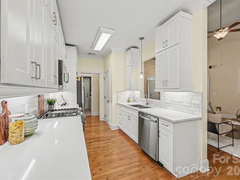 1109 Moray Court, Charlotte, NC 28211.  MLS# CAR4406142, YatesRealty ID 17896. Kitchen
