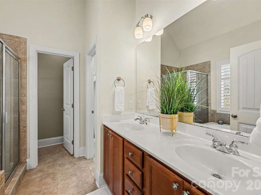 1109 Moray Court, Charlotte, NC 28211.  MLS# CAR4406142, YatesRealty ID 17896. Primary Bathroom