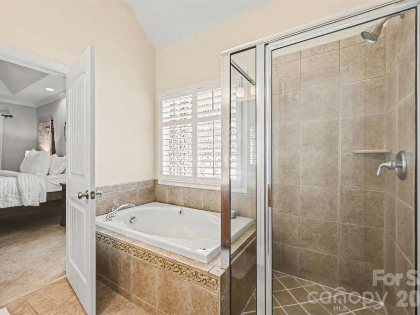 1109 Moray Court, Charlotte, NC 28211.  MLS# CAR4406142, YatesRealty ID 17896. Primary Bathroom