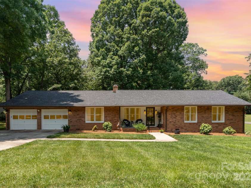 400 Westover Drive, Monroe, NC 28112.  MLS# CAR4266919, YatesRealty ID 17896. 