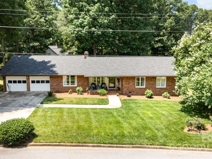 400 Westover Drive, Monroe, NC 28112.  MLS# CAR4266919, YatesRealty ID 17896. 