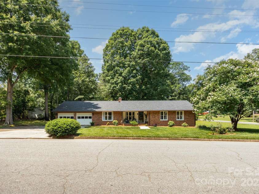 400 Westover Drive, Monroe, NC 28112.  MLS# CAR4266919, YatesRealty ID 17896. 
