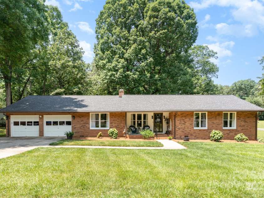 400 Westover Drive, Monroe, NC 28112.  MLS# CAR4266919, YatesRealty ID 17896. 