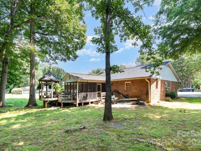 400 Westover Drive, Monroe, NC 28112.  MLS# CAR4266919, YatesRealty ID 17896. 