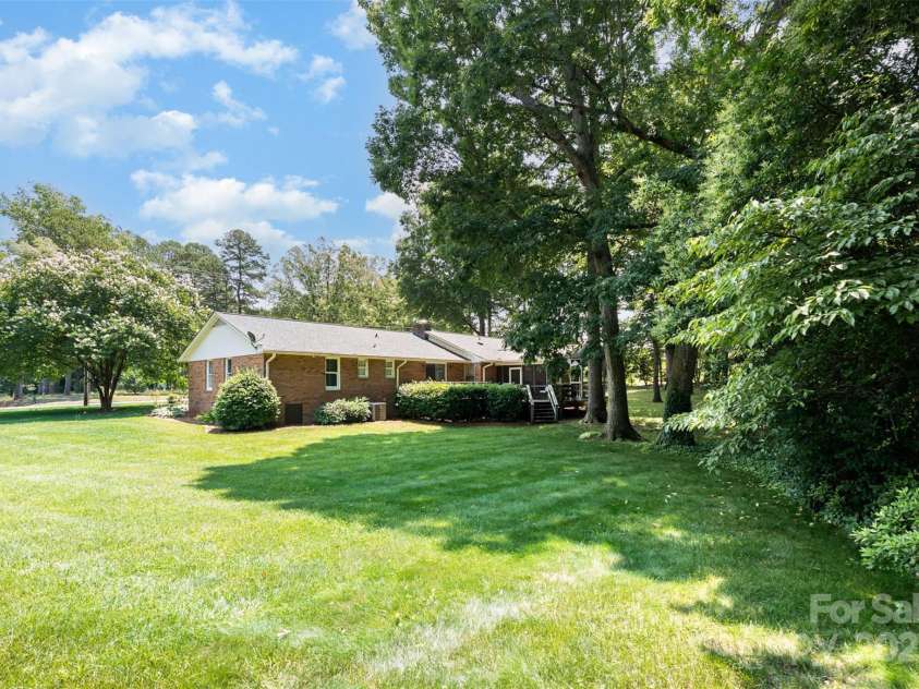 400 Westover Drive, Monroe, NC 28112.  MLS# CAR4266919, YatesRealty ID 17896. 