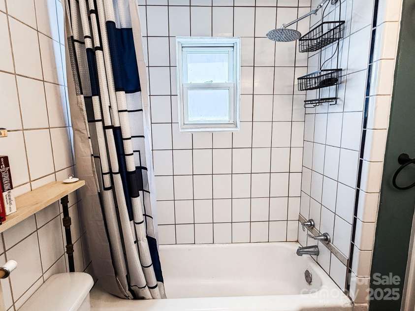 116 Blue Ridge Avenue, Hendersonville, NC 28792.  MLS# CAR4260034, YatesRealty ID 17898. 