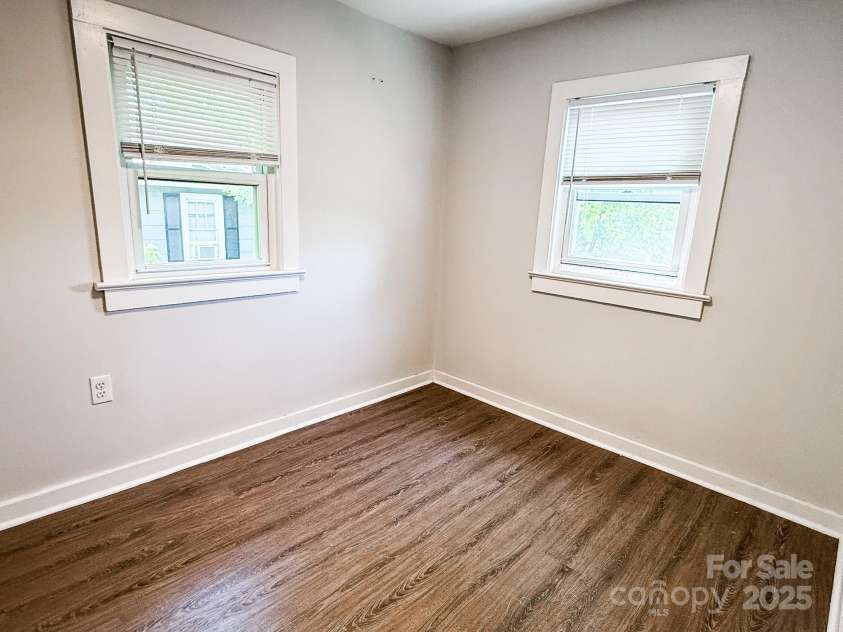 116 Blue Ridge Avenue, Hendersonville, NC 28792.  MLS# CAR4260034, YatesRealty ID 17898. 