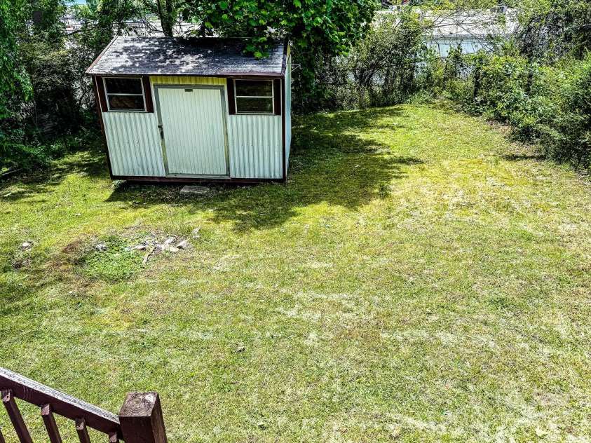 116 Blue Ridge Avenue, Hendersonville, NC 28792.  MLS# CAR4260034, YatesRealty ID 17898. 