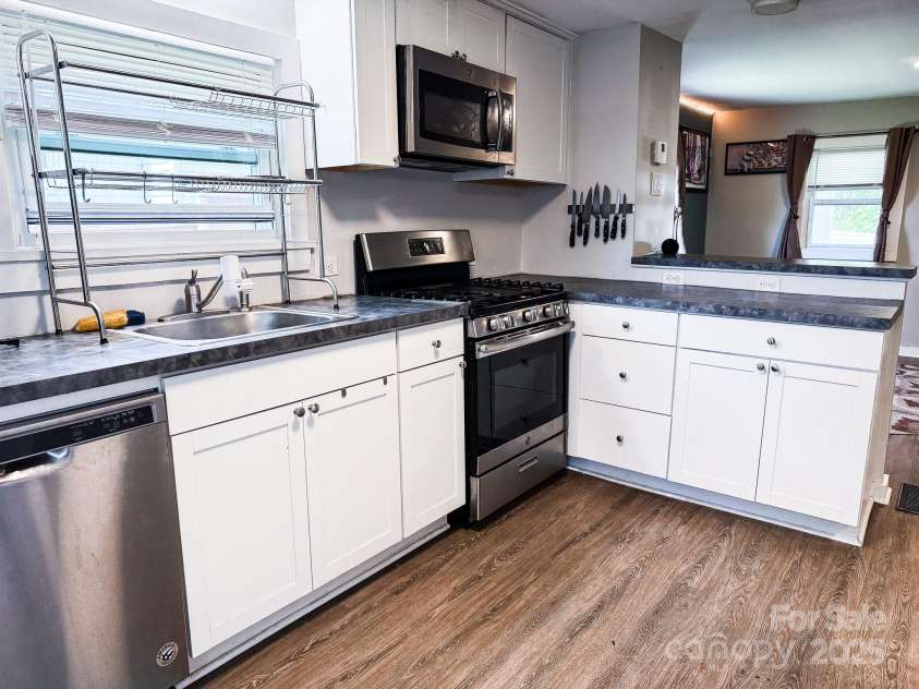 116 Blue Ridge Avenue, Hendersonville, NC 28792.  MLS# CAR4260034, YatesRealty ID 17898. 