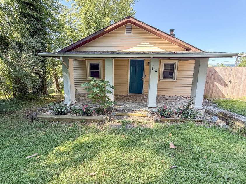 116 Blue Ridge Avenue, Hendersonville, NC 28792.  MLS# CAR4260034, YatesRealty ID 17898. 