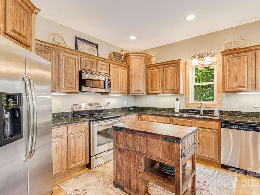 195 El Miner Court, Mars Hill, NC 28754.  MLS# CAR4174195, YatesRealty ID 179. Kitchen