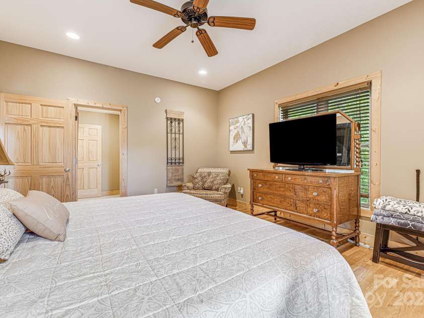 195 El Miner Court, Mars Hill, NC 28754.  MLS# CAR4174195, YatesRealty ID 179. Lower level 2nd primary bedroom w/en-suite bath.