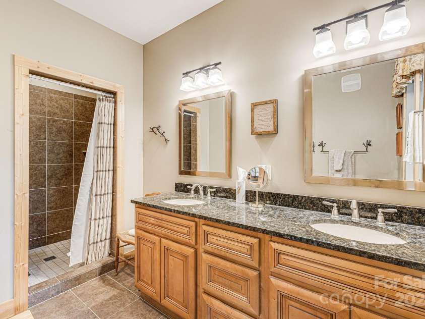 195 El Miner Court, Mars Hill, NC 28754.  MLS# CAR4174195, YatesRealty ID 179. Main level en-suite full bathroom
