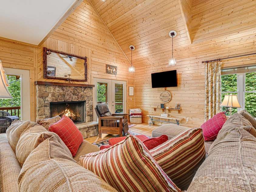 195 El Miner Court, Mars Hill, NC 28754.  MLS# CAR4174195, YatesRealty ID 179. Main living area