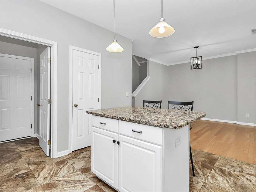 1804 Robinwood Village Drive, Gastonia, NC 28054.  MLS# CAR4282437, YatesRealty ID 1790. Kitchen