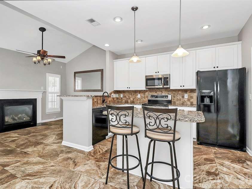 1804 Robinwood Village Drive, Gastonia, NC 28054.  MLS# CAR4282437, YatesRealty ID 1790. Kitchen