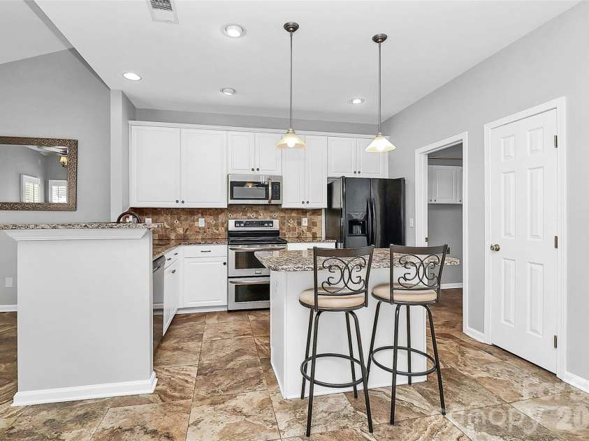 1804 Robinwood Village Drive, Gastonia, NC 28054.  MLS# CAR4282437, YatesRealty ID 1790. Kitchen