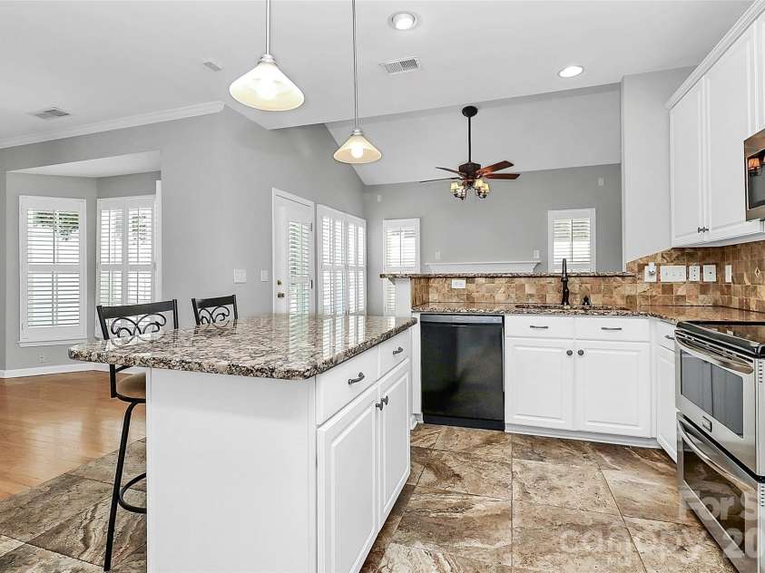 1804 Robinwood Village Drive, Gastonia, NC 28054.  MLS# CAR4282437, YatesRealty ID 1790. Kitchen
