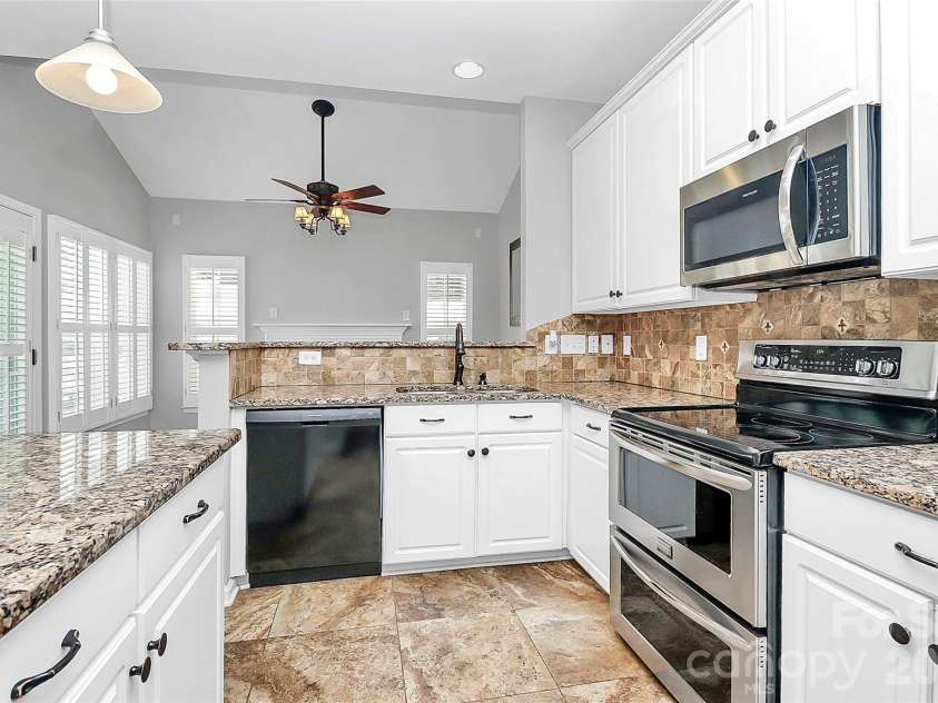 1804 Robinwood Village Drive, Gastonia, NC 28054.  MLS# CAR4282437, YatesRealty ID 1790. Kitchen