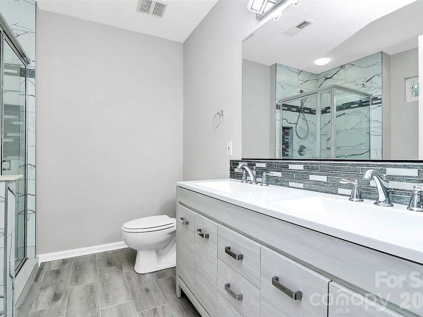 1804 Robinwood Village Drive, Gastonia, NC 28054.  MLS# CAR4282437, YatesRealty ID 1790. Primary Bathroom