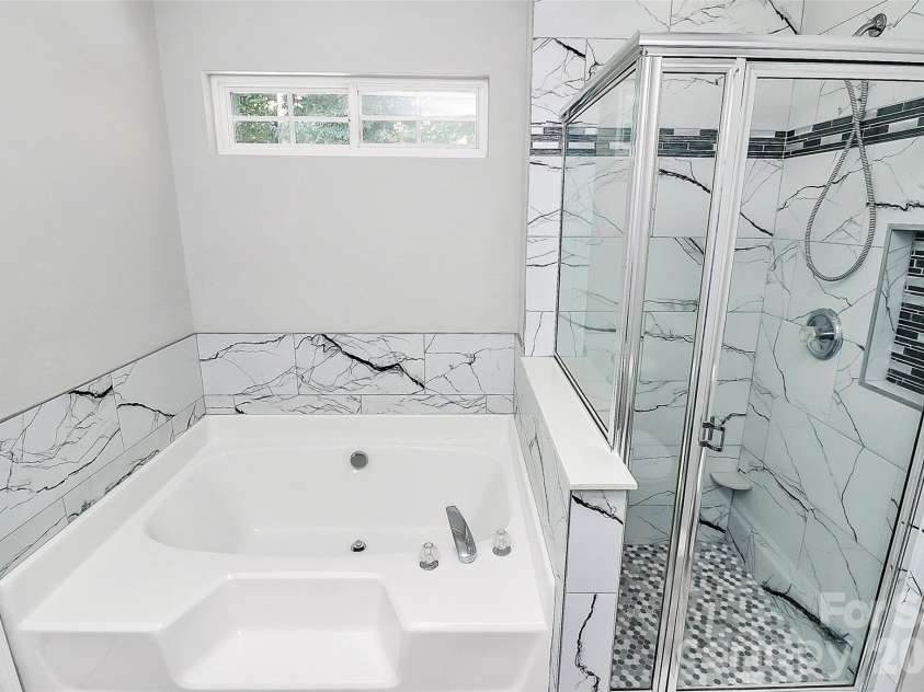 1804 Robinwood Village Drive, Gastonia, NC 28054.  MLS# CAR4282437, YatesRealty ID 1790. Primary Bathroom