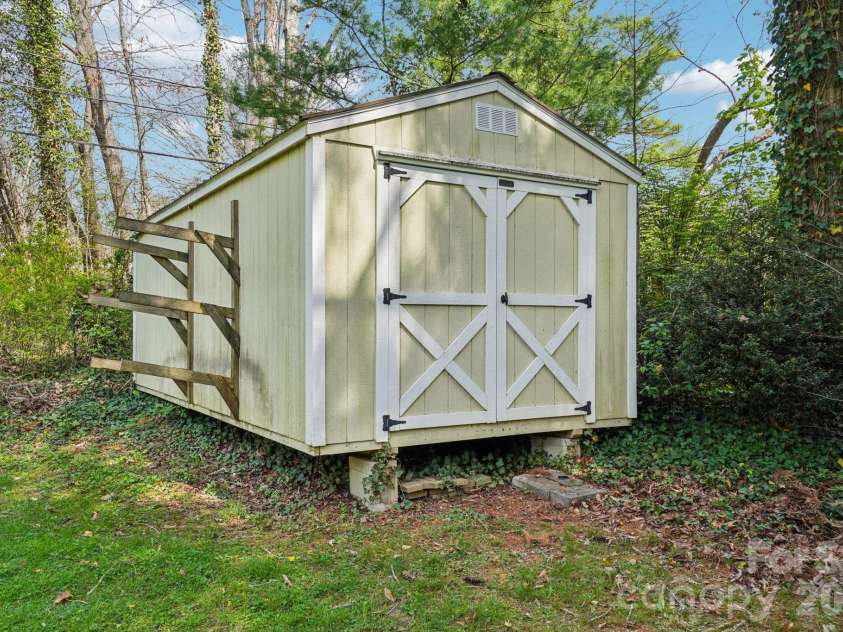 710 Heatherwood Drive, Hendersonville, NC 28792.  MLS# CAR4364577, YatesRealty ID 17900. 