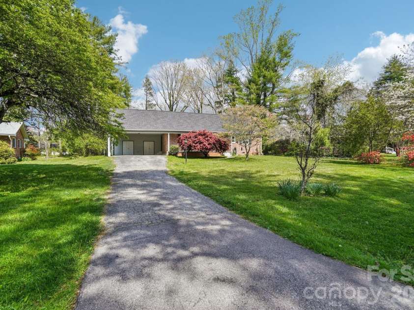 710 Heatherwood Drive, Hendersonville, NC 28792.  MLS# CAR4364577, YatesRealty ID 17900. 