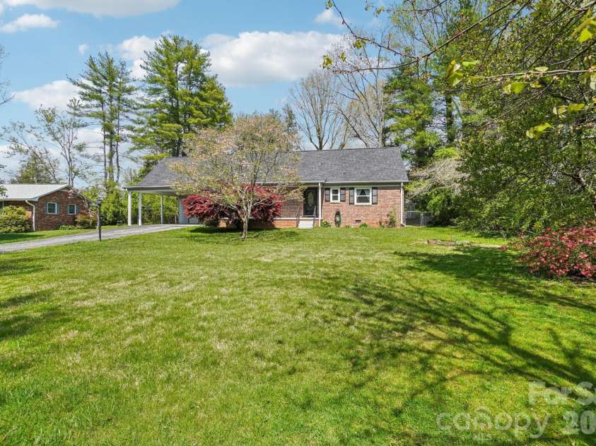 710 Heatherwood Drive, Hendersonville, NC 28792.  MLS# CAR4364577, YatesRealty ID 17900. 