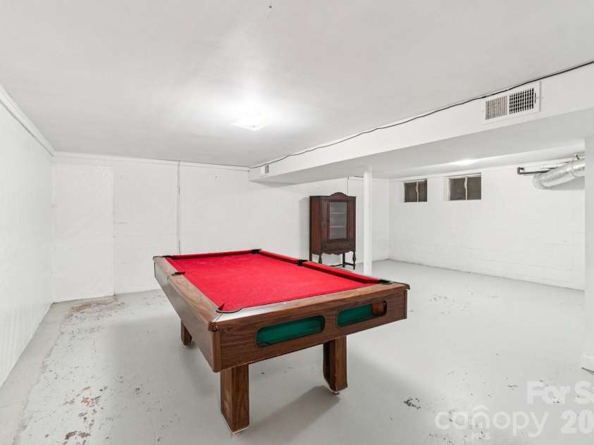 710 Heatherwood Drive, Hendersonville, NC 28792.  MLS# CAR4364577, YatesRealty ID 17900. Flex Space in Basement