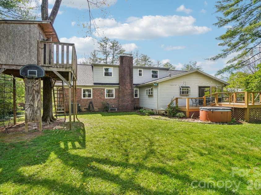 710 Heatherwood Drive, Hendersonville, NC 28792.  MLS# CAR4364577, YatesRealty ID 17900. Large Back Yard