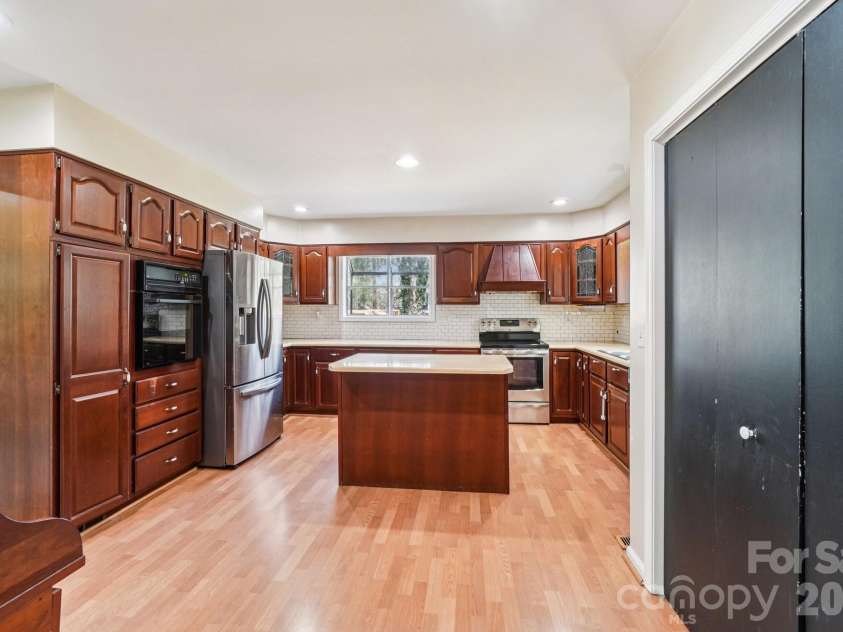 710 Heatherwood Drive, Hendersonville, NC 28792.  MLS# CAR4364577, YatesRealty ID 17900. Large Kitchen