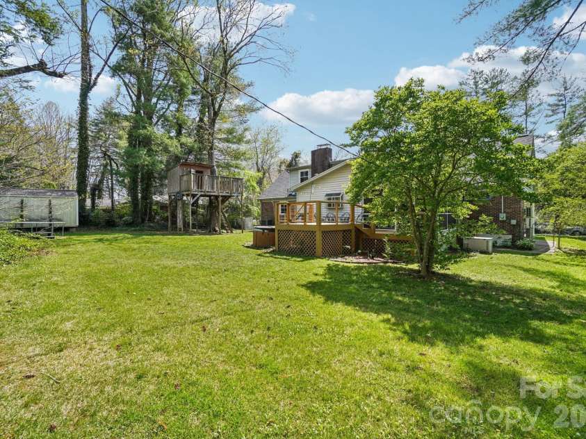 710 Heatherwood Drive, Hendersonville, NC 28792.  MLS# CAR4364577, YatesRealty ID 17900. Level Yard