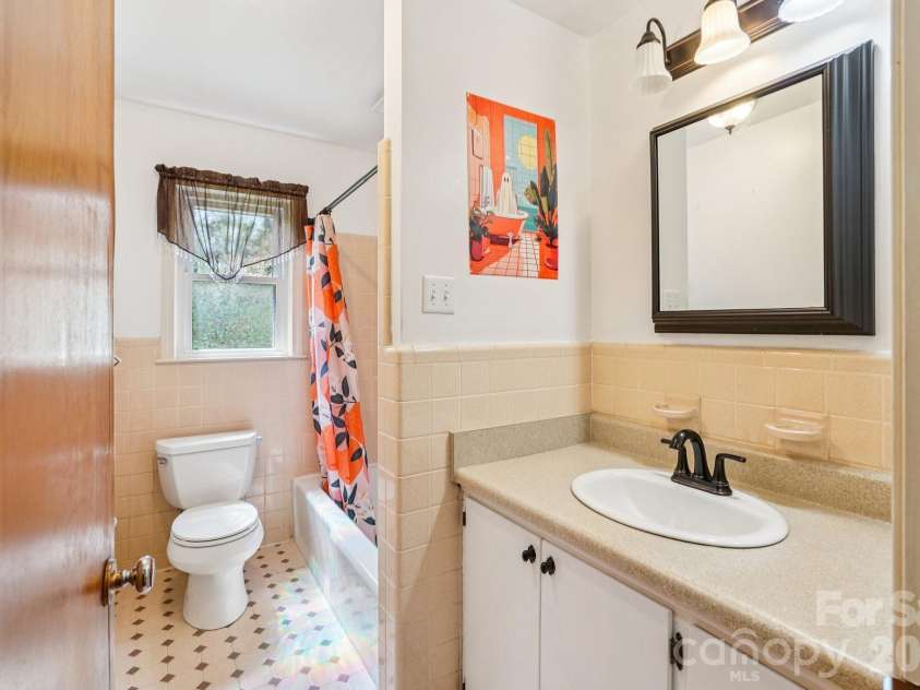 710 Heatherwood Drive, Hendersonville, NC 28792.  MLS# CAR4364577, YatesRealty ID 17900. Main Level Full Bath